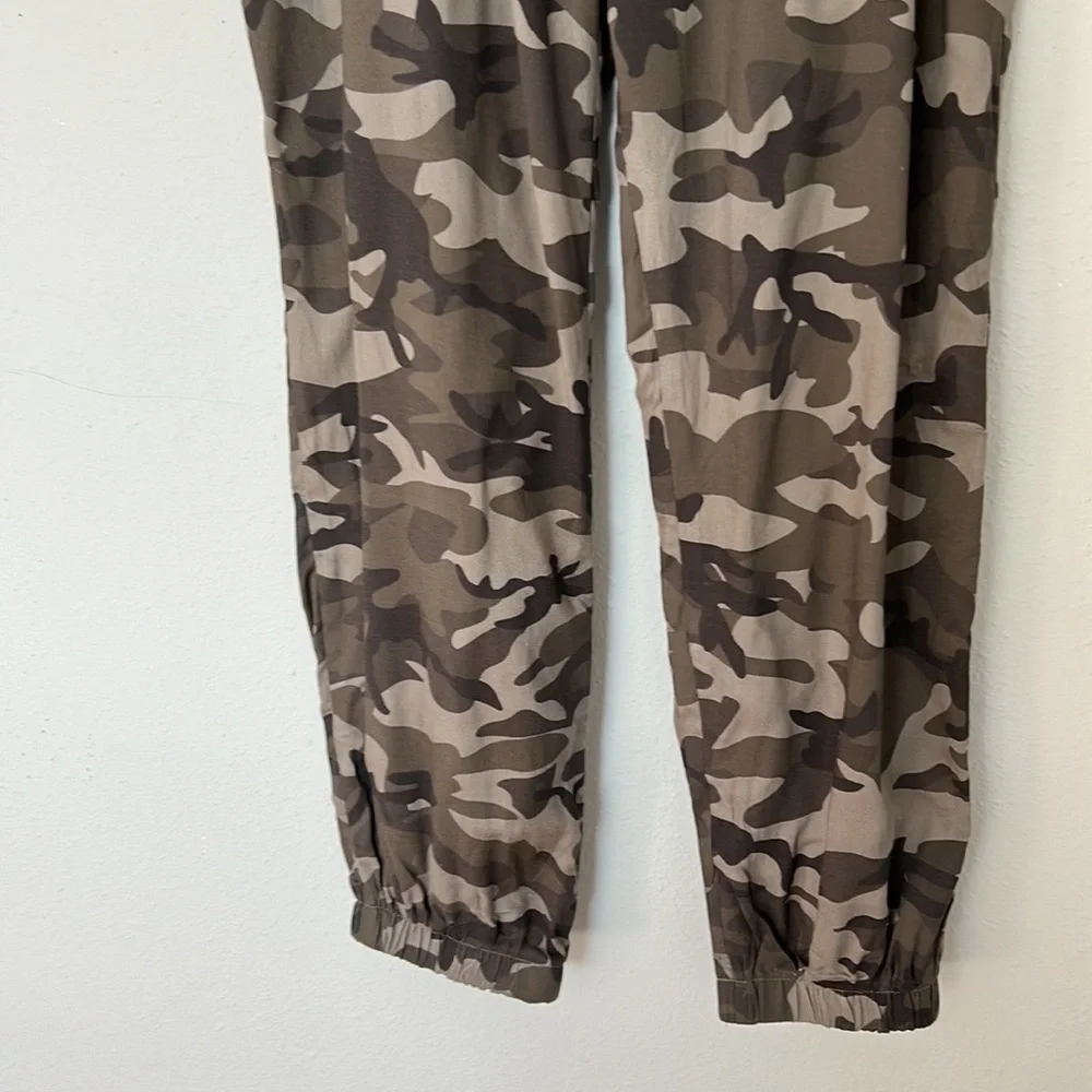 NWT Know One Cares Camo Joggers. Women’s size Large.